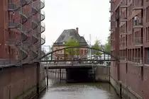 HAMBURG, 24.05.2023, Blick von der Br�cke Kehrwiedersteg auf das Hafenpolizeigeb�ude an der Kehrwiederspitze