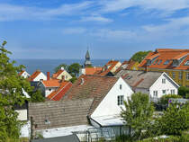 Blick auf Gudhjem von der Brcke, die den Helligdomsvej ber das Holkadalen fhrt. Aufnahme: 16. Juni 2023.