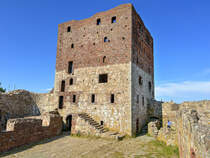  Auf einem steil aufragenden Felsen an der Nordspitze Bornholms liegt die beeindruckende Burgruine der Mittelalterfestung Hammershus. Auf dem Foto ist der Manteltrnet zu sehen. Aufnahme: 17. Juni 2023.