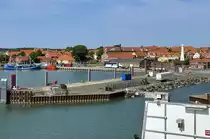 Blick �ber den Hafen von R�nne. R�nne ist die gr��te Stadt auf der d�nischen Insel Bornholm und Sitz von deren Amts- und Gemeindeverwaltung. 
Aufnahme: 14. Juni 2023.