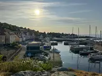 Gudhjem ist ein alter Fischerort auf der d�nischen Ostseeinsel Bornholm. Hier fand im Mittelalter f�r Kaufleute der Hansest�dte ein gro�er Heringsmarkt statt.
Aufnahme: 14. Juni 2023.