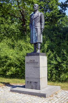 Eine Statue von Foke Bernadotte in Krus (deutsch Krusau), Dnemark. Bernadotte (1895-1948) war ein schwedischer Offizier und Philanthrop. Von 1943 bis 1948 war er Vizeprsident und spter Prsident des Schwedischen Roten Kreuzes. 1948 wurde er Vermittler der Vereinten Nationen in Palstina; am 17. September desselben Jahres wurde er von Angehrigen der zionistischen Terroristen-Gruppe Lechi erschossen. Aufnahme: 11. Juni 2023.