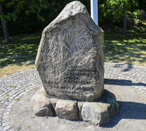 In Padborg (deutsch Pattburg) an der deutschdnischen Grenze kam es am frhen Morgen des 9. April 1945 zu einer grauenhaften Entdeckung. Ganz frh morgens wachten zwei Obergendarme an der Bahnunterfhrung in Padborg. Ein dritter kam hinzu. Sie sollten zusammen nach Bov, dem stlichen Nachbarort, und von dort aus mit Kameraden nach Norden kommen. Doch Mnner in Zivil erschossen die drei gegen vier Uhr morgens. Um 04.15 Uhr begann der berfall auf Dnemark und die wichtigsten Hafenstdte wurden besetzt. Heute befindet sich nahe des Tatortes ein Gedenkstein an die ermordeten Gendarmen. 
Aufnahme: 11. Juni 2023.