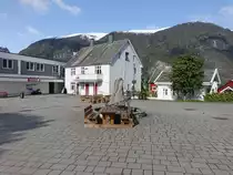 Aurland, H�user und Brunnen in der Bjorgavegen Stra�e (26.05.2023)