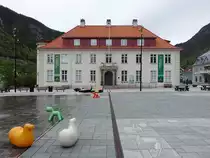 Rjukan, Rathaus und Brunnen am Torget, Vestland (27.05.2023)