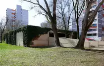 Freiburg-Landwasser, Parkhaus mit zwei Ebenen f�r die Mieter der angrenzenden Hochh�user, M�rz 2023