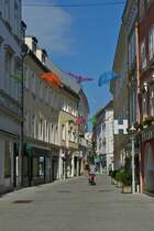 Blick in eine Menschenleere Strae, mit verzierten Geflechten ber unseren Kpfen, in St. Plten. 03.06.2023