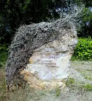 Wolfenweiler im Markgr�flerland, Gedenkstein  Flurneuordnung 1985-1995 Gewann Bechtenmatten , Juni 2023