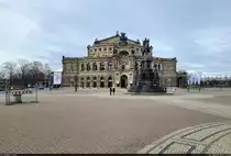 Der Theaterplatz in Dresden mit der 1985 wiederer�ffneten Semperoper und dem K�nig-Johann-Denkmal.

🕓 20.2.2023 | 14:42 Uhr