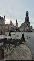 Der Dresdner Schlossplatz mit der Katholischen Hofkirche (Kathedrale Sanctissimae Trinitatis), dem Residenzschloss und dem Georgentor. Kurz schaute auch mal die Sonne durch den Wolkenteppich.

🕓 20.2.2023 | 14:53 Uhr