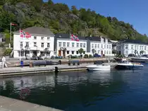 Ris�r, Holzh�user in der Solsiden Stra�e am Hafen (28.05.2023)