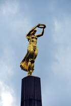 LUXEMBOURG, 20.06.2023, Siegesgttin Nike auf dem Monument du Souvenir, einem Mahnmal auf der Place de la Constitution; dieses Mahnmal wird allgemein Glle Fra (dt.: Goldene Frau) genannt und wurde zum Gedenken an die Luxemburger errichtet, die im Ersten Weltkrieg freiwillig in den franzsischen und belgischen Armeen gedient hatten und gefallen waren