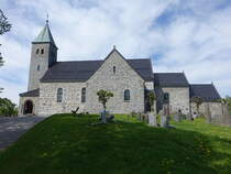 Skien, evangelische Gjerpen Kirche, kreuzfrmige Steinkirche erbaut ab 1153 (28.05.2023)