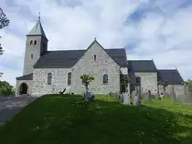 Skien, evangelische Gjerpen Kirche, kreuzf�rmige Steinkirche erbaut ab 1153 (28.05.2023)