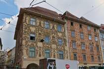 Reich verzierte Fassade mit Stuckornamente am Luegg Haus an der Ecke Hauptplatz und Sporgasse. 02.06.2023