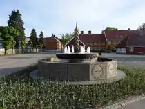 Stavern, Brunnen in der Kommander Herbst Gate Stra�e (29.05.2023)