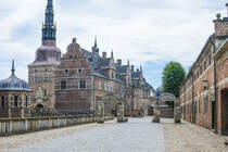 Die Mnztorstrae am Schloss Frederiksborg in Hillerd. Das Schloss wird mehr als nur beilufig erwhnt in dem Roman Unwiederbringlich von Theodor Fontane (1891). Die Handlung im Schloss spielt zur Zeit des Grobrandes im Jahre 1859. Zwei der Hauptfiguren im Roman finden Rettung, indem sie auf das Dach des Schlosses fliehen.
Aufnahme: 24. Juni 2023.