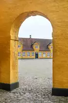 Das gelbe Palais neben dem Dom zu Roskilde beherbergt heute das Museum f�r zeitgen�ssische Kunst (d�nisch: MUseet for Samtidskunst).
Aufnahme: 20. Juni 2023.