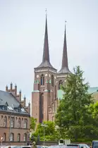 Der Dom zu Roskilde vom �St�ndertorvet� aus gesehen. Der Dom ist der erste gotische Dom Skandinaviens aus Backstein. Das in Roskilde auf der d�nischen Insel Seeland stehende Geb�ude trug somit ma�geblich zur Verbreitung der Backsteingotik bei. Die 1280 fertiggestellte Kirche ist der traditionelle Begr�bnisort der d�nischen K�nige und in neuerer Zeit Touristenmagnet. 1995 nahm die UNESCO den Dom in die Liste des Welterbes auf.
Aufnahme: 20. Juni 2023.