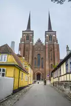 Der Dom zu Roskilde (d�nisch: Roskilde Domkirke) ist die bedeutendste Kirche D�nemarks und der evangelisch-lutherischen Volkskirche D�nemarks. Mit seiner Vielzahl an einzigartigen K�nigskapellen spiegelt er die sich wandelnde europ�ische Architekturgeschichte �ber 800 Jahre hinweg wider: Romanik und Gotik sind dabei ebenso vertreten wie Renaissance, Barock, Neoklassizismus, Eklektizismus und Funktionalismus.
Aufnahme: 20. Juni 2023.