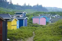 Bunte Badeh�user am Strand bei Tisvildeleje in Nordseeland. Aufnahme: 21. Juni 2023.