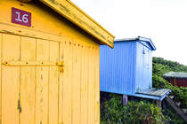 Bunte Badehuser am Strand bei Tisvildeleje in Nordseeland. Aufnahme: 21. Juni 2023.