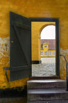 Ein Blick durch die Tr zum Innenhof vor dem Museum fr zeitgenssische Kunst in Roskilde. Aufnahme: 20. Juni 2023.