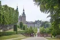 Blick auf Schloss Frederiksborg von Rendel�ggerbakken in Hiller�d. Aufnahme: 24. Juni 2023.