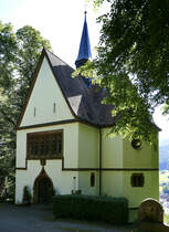 Elzach, die Neunlindenkapelle hoch ber der Stadt, erbaut 1912-13 in Form eines grichischen Kreuzes von Josef Graf, Juli 2022