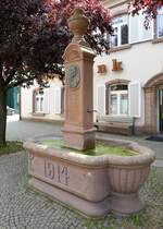 Elzach, Brunnen von 1914, zum Andenken an den Brgermeister Georg Rapp, von 1869-1907, Juni 2023
