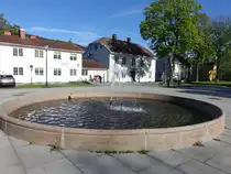Kongsberg, Geb�ude und Brunnen am Kirketorget (30.05.2023)