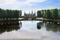 Schloss Frederiksborg (d�nisch Frederiksborg Slot) ist ein Wasserschloss in Hiller�d auf der d�nischen Insel Seeland. Es gilt als gr��tes und bedeutendstes Bauwerk der nordischen Renaissance und beherbergt heute das D�nische Nationalhistorische Museum. Aufnahme: 24. Juni 2023.