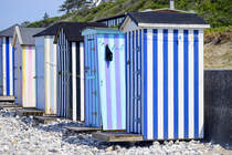 Badehuser am Strand vor Rgeleje in Nordseeland. Aufnahme: 22. Juni 2023.