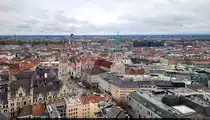 Der S�dturm der M�nchner Frauenkirche ist von April bis Oktober begehbar. Aus etwa 90 Metern H�he kann man auf die D�cher der bayerischen Landeshauptstadt und dar�ber hinaus schauen. Hier u.a. erkennbar sind das Rathaus und der  Alte Peter  am Marienplatz.

🕓 12.4.2023 | 11:50 Uhr