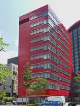 Auf dem Campus Belval in Esch Alzette, an der Porte de France stehen diese Hochh�user der „Terres Rouges“, diese beherbergen unter anderem B�ror�ume, den Verwaltungssitz einer Bank. 
Der Name  Terres Rouge  (Rote Erde) stammt noch aus fr�heren Zeiten, der S�dliche Teil des Kanton Esch wurde so genannt, weil hier bis in die 1970er Jahre noch Erz F�r die Stahlindustrie gef�rdert wurde. 10.07.2023