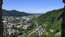 Waldkirch, Blick von der Kastellburg auf den s�dlichen Teil der Stadt und den �bergang des Elztales in die Rheinebene, Juli 2022