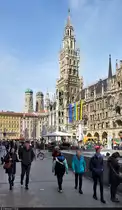Der 85 Meter hohe Turm des Neuen Rathauses von M�nchen auf dem Marienplatz. Dahinter, auf dem Frauenplatz, schlie�en sich die beiden etwa 98,5 Meter hohen T�rme der Frauenkirche an.

🕓 12.4.2023 | 12:40 Uhr