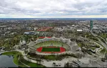 Das M�nchner Olympiastadion entstand im Rahmen der Olympischen Spiele 1972 und fasst knapp 70.000 Pl�tze. �ber viele Jahre f�r Fu�ballspiele genutzt, finden dort heute vermehrt Open-Air-Konzerte statt. Gesehen von der Aussichtsplattform des Olympiaturms.

🕓 12.4.2023 | 15:20 Uhr