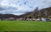 Angekommen mit dem Fahrrad im Markt Wellheim, der mit Bauwerken wie einer Burg und einer Kirche namens  St. Andreas  aufwartet.

🕓 14.4.2023 | 13:13 Uhr