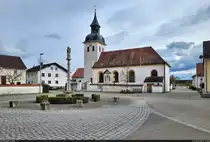 Dorfplatz von Pietenfeld (Adelschlag) mit Kirche  St. Michael  und Mariens�ule.

🕓 14.4.2023 | 17:00 Uhr