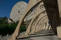 Hier ist ein Teil der Wohnkomplex  Ar�nes de Picasso  zu sehen. Noisy-le-Grand (Paris), 2023. Weitere infos: https://de.wikipedia.org/wiki/Ar%C3%A8nes_de_Picasso