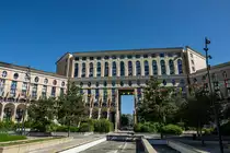 Hier ist ein Teil der Wohnkomplex  Ar�nes de Picasso  zu sehen. Noisy-le-Grand (Paris), 2023. Weitere infos: https://de.wikipedia.org/wiki/Ar%C3%A8nes_de_Picasso