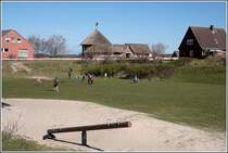Beschaulich geht es zu auf Baltrum. Das Gebude in der Bildmitte ist die fr die Touristen betriebene katholische Kirche. 04.04.2007