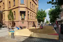 Die H�nfelder Stadtverwaltung hat einen riesigen Sandkasten f�r die Kids aufbauen lassen. Zentral neben dem Rathaus gelegen und sogar mit Wasserpumpe zum Matschen ausgestattet - EINE TOLLE IDEE!!! Juli 2023