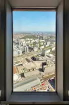 Eingerahmt: der Berliner Alexanderplatz, fotografiert durch eines der vielen Fenster des Fernsehturms.

🕓 22.4.2023 | 12:59 Uhr
