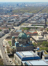 Gut im Blick von der Aussichtsplattform des Fernsehturms liegt auch der Berliner Dom. Mit geschrften Augen lassen sich in der oberen rechten Bildecke ebenso das Brandenburger Tor sowie die Siegessule erkennen.

🕓 22.4.2023 | 13:29 Uhr
