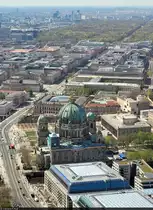 Gut im Blick von der Aussichtsplattform des Fernsehturms liegt auch der Berliner Dom. Mit gesch�rften Augen lassen sich in der oberen rechten Bildecke ebenso das Brandenburger Tor sowie die Siegess�ule erkennen.

🕓 22.4.2023 | 13:29 Uhr