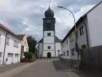 Lisdorf, Pfarrkirche St. Crispinus und Crispinianus, erbaut 1764, erweitert 1929 (15.07.2023)
