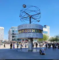 Wie sich unschwer erkennen l�sst, ist die Urania-Weltzeituhr auf dem Berliner Alexanderplatz ein beliebter Treffpunkt. Seit 2015 steht sie unter Denkmalschutz.

🕓 22.4.2023 | 13:52 Uhr