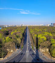 Die 67 Meter hohe Siegessule ermglicht einen Blick auf das Zentrum Berlins. Im Vordergrund fchert sich die Strae des 17. Juni auf.

🕓 22.4.2023 | 18:45 Uhr